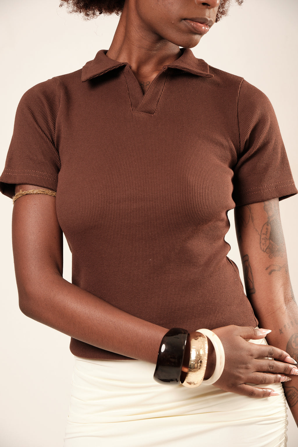 Polo Soho Mahooh — Polo Feminina em Ribana Canelada · Decote V