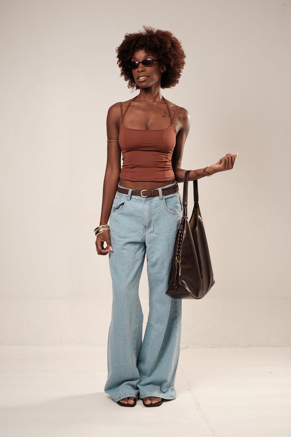 Calca jeans wide leg feminina lavagem clara vista de costas