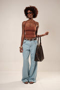 Calca jeans wide leg feminina lavagem clara vista de costas