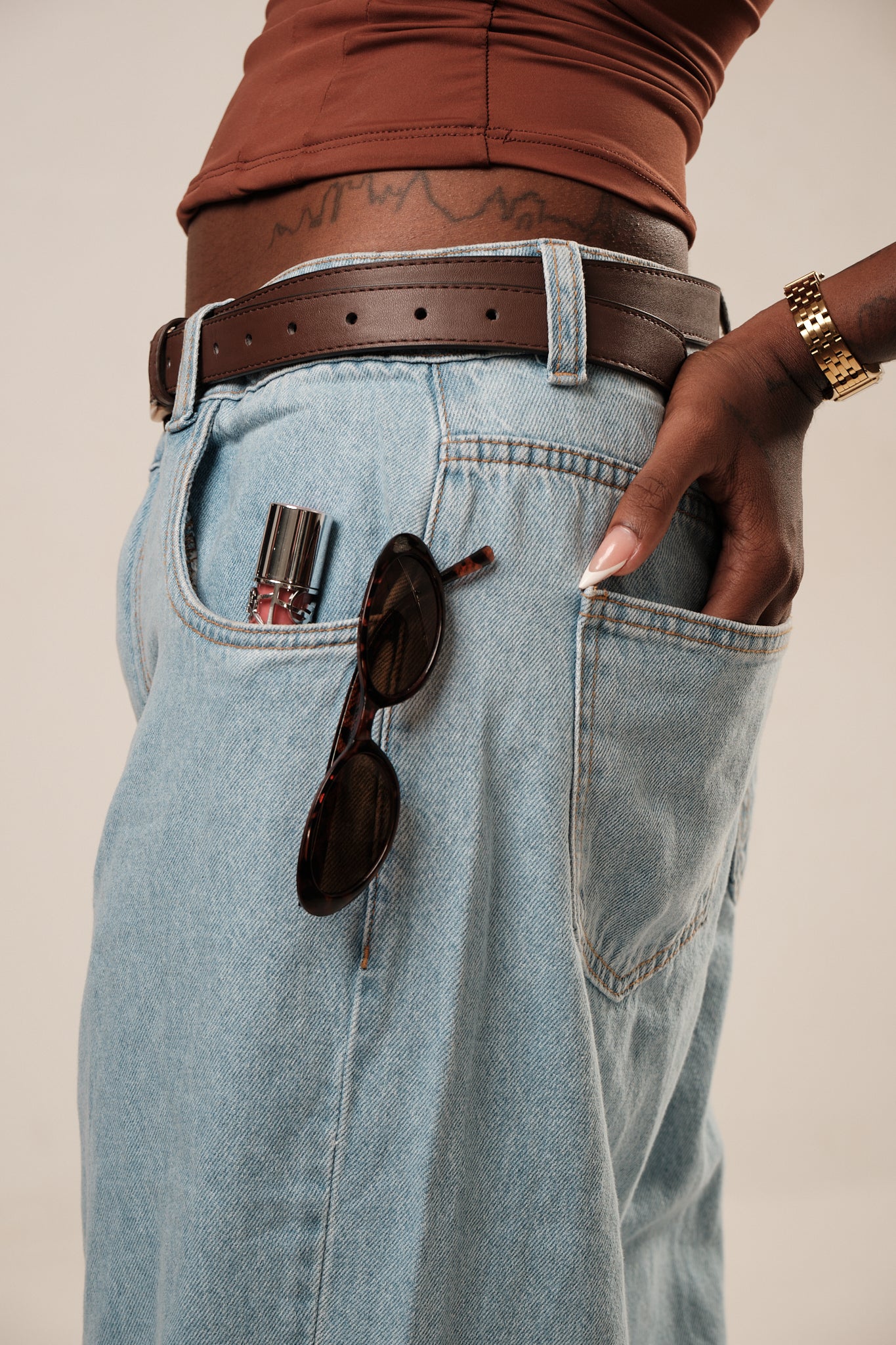 Calca jeans wide leg feminina lavagem clara cintura media
